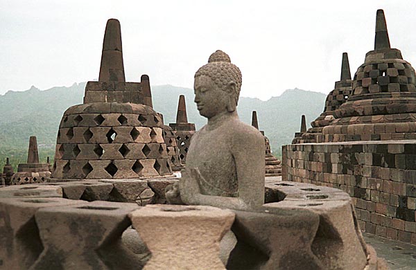 Fra tempelanlegget Borobudur. En Buddhastatue i Nirvana