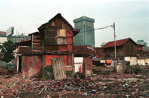 Bare 150 meter mellom slum og skyskrapere